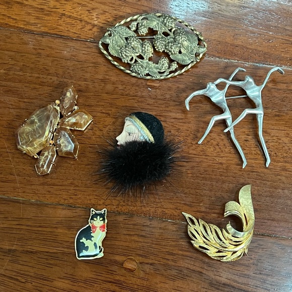 Vintage Jewelry - Vintage brooch lot